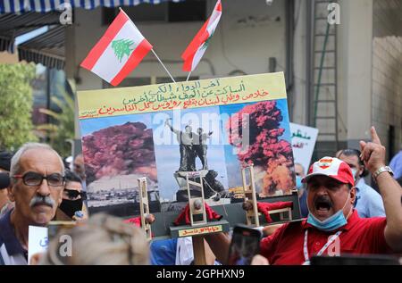 Beirut, Libanon. September 2021. Am 29. September 2021 nehmen Angehörige der Opfer der Beiruter Hafengebalde an einem Protest in der Nähe des Justizpalastes in Beirut, Libanon, Teil. Hunderte Libanesen, darunter Familien von Opfern, die im vergangenen Jahr bei den tödlichen Hafenexplosionen in Beirut getötet wurden, demonstrierten am Mittwoch gegen die Aussetzung der Ermittlungen zu den Explosionen, berichtete die National News Agency. Quelle: Bilal Jawich/Xinhua/Alamy Live News Stockfoto