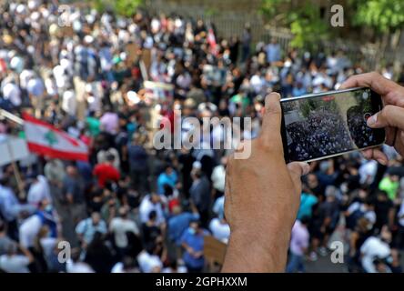 Beirut, Libanon. September 2021. Ein Teilnehmer nimmt ein Video von einem Protest in der Nähe des Justizpalastes in Beirut, Libanon, am 29. September 2021 auf. Hunderte Libanesen, darunter Familien von Opfern, die im vergangenen Jahr bei den tödlichen Hafenexplosionen in Beirut getötet wurden, demonstrierten am Mittwoch gegen die Aussetzung der Ermittlungen zu den Explosionen, berichtete die National News Agency. Quelle: Bilal Jawich/Xinhua/Alamy Live News Stockfoto