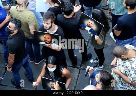 Beirut, Libanon. September 2021. Am 29. September 2021 nehmen Angehörige der Opfer der Beiruter Hafengebalde an einem Protest in der Nähe des Justizpalastes in Beirut, Libanon, Teil. Hunderte Libanesen, darunter Familien von Opfern, die im vergangenen Jahr bei den tödlichen Hafenexplosionen in Beirut getötet wurden, demonstrierten am Mittwoch gegen die Aussetzung der Ermittlungen zu den Explosionen, berichtete die National News Agency. Quelle: Bilal Jawich/Xinhua/Alamy Live News Stockfoto