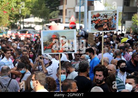 Beirut, Libanon. September 2021. Am 29. September 2021 nehmen Menschen an einem Protest in der Nähe des Justizpalastes in Beirut, Libanon, Teil. Hunderte Libanesen, darunter Familien von Opfern, die im vergangenen Jahr bei den tödlichen Hafenexplosionen in Beirut getötet wurden, demonstrierten am Mittwoch gegen die Aussetzung der Ermittlungen zu den Explosionen, berichtete die National News Agency. Quelle: Bilal Jawich/Xinhua/Alamy Live News Stockfoto