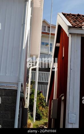 Kleine Straßen und alte Häuser im Dorfzentrum, Fjällbacka, Schweden Stockfoto