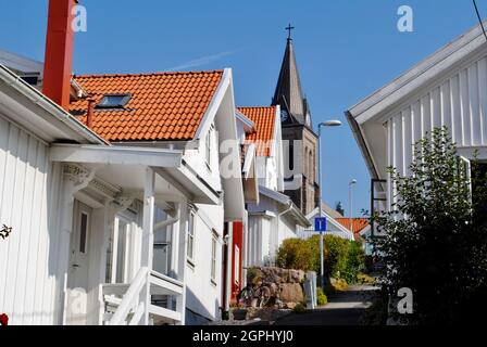 Kleine Straße und alte Häuser im Dorfzentrum, Fjällbacka, Schweden Stockfoto