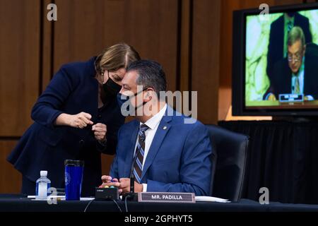 Usa. September 2021. Die US-Senatorin Alex Padilla (Demokrat von Kalifornien) und die US-Senatorin Amy Klobuchar (Demokratin von Minnesota) nehmen am Mittwoch, dem 29. September 2021, an der Anhörung des Justizausschusses des Senats mit dem Titel „Texas's inconstitutional Abtreibungsverbot and the Role of the Shadow Docket“ im Hart Senate Office Building in Washington, DC Teil. Quelle: Tom Williams/Pool Via Cnp/Media Punch/Alamy Live News Stockfoto