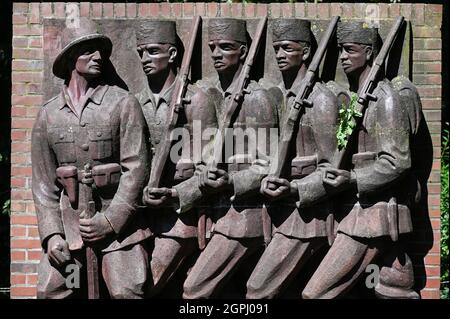 DEUTSCHLAND, Hamburg, Deutsch-Ostafrika-Kolonialdenkmal, Askari-Denkmal in der ehemaligen Nazi-Lettow-Vorbeck-Kaserne in Jenfeld, Askari ist ein Begriff für die einheimischen afrikanischen Soldaten, die in den Kolonialtruppen dienen, Denkmal errichtet 1938 vom Bildhauer Walter von Ruckteschell, Bild des deutschen Kolonialoffiziers mit einheimischen Askaris Stockfoto