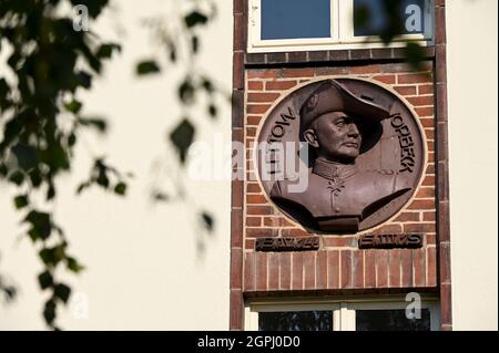 DEUTSCHLAND, Hamburg, deutsche Kolonialgeschichte, ehemalige Nazi-Lettow-Vorbeck-Kaserne in Jenfeld, erbaut 1936-38, später von der Bundeswehr bis 1999 genutzt, Büste von Lettow Vorbeck, einem Kommandanten der deutschen Kolonialtruppen / DEUTSCHLAND, Hamburg, Deutschland, Hamburg, Gelaende der ehemaligen Wehrmacht Kaserne Lettow-Vorbeck in Jenfeld, Später genutzt von der Bundeswehr bis 1999, zur Zeit Wohnheim der Bundeswehr Universität, Büsten von Kommandeuren der Kolonialtruppen an den Kasernen, Paul Emil von Lettow-Vorbeck 1870-1964, Commandeur der Schutzgruppe für Deutsch-Ostafrika, 1900/01 nahm er als Adjutant der 1. Betriebssystem Stockfoto