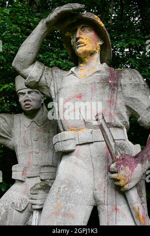 DEUTSCHLAND, Kolonialdenkmal, deutscher Kolonialtruppenkommandant Paul von Lettow-Vorbeck mit afrikanischem Askari, ein Begriff für die einheimischen afrikanischen Soldaten in den Kolonialtruppen / DEUTSCHLAND, Aumuehle, , koloniales Denkmal, Darstellung des weissen Schutztruppe Kommandeur Paul von Lettow-Vorbeck mit ihm folgenden schwarzen Askari, Askari abgeleitet vom Swahili, Wort Bezeichung für die einheimischen Soldaten oder Polizisten in den Kolonialtruppen, mit Farbattacke Stockfoto