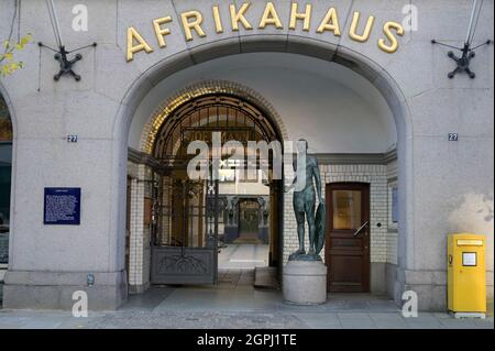 DEUTSCHLAND, Hamburg, deutsche Kolonialgeschichte, Afrika House of shipping company Woermann / DEUTSCHLAND, Hamburg, Spuren der deutschen Kolonialgeschichte, Afrika Haus, Kontorhaus der Reederei Woermann im Zentrum Hamburgs, Woermann hat die Afrika Linie zwischen Deutschland und den kolonialen Territorien gehalten, Skulptur eines afrikanischen Kriegers am Eingang Stockfoto