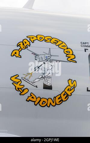 US Navy Boeing P-8A Poseidon-Militärflugzeug, entwickelt für die United States Navy (USN). VX-1 Pioneers Squadron Artwork. Gott der Meeresnasenkunst Stockfoto