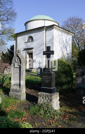 DEUTSCHLAND, Hamburg, deutsche Geschichte, Mausoleum und Grabmal von Heinrich Carl von Schimmelmann 1724-1782 ein reicher Kaufmann und Sklavenhändler / DEUTSCHLAND, Hamburg, Spuren der deutschen Kolonialgeschichte, Grabstätte und Mausoleum von Graf Heinrich Carl von Schimmelmann, reicher Kaufmann und Sklavenhändler 1724-1782 , er besaß u.a. Weitere und Fabriken, Zuckerrohr Plantagen mit 1000 Sklaven in der Karibik und betrieb des atlantischen Dreieckshandels Stockfoto