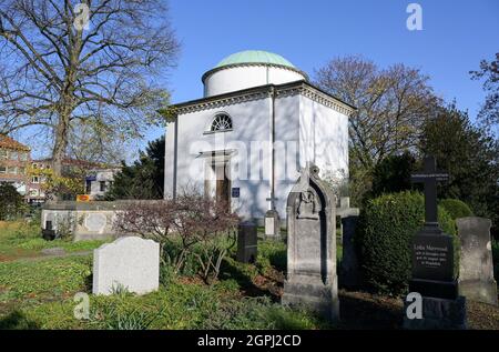 DEUTSCHLAND, Hamburg, deutsche Geschichte, Mausoleum und Grabmal von Heinrich Carl von Schimmelmann 1724-1782 ein reicher Kaufmann und Sklavenhändler / DEUTSCHLAND, Hamburg, Spuren der deutschen Kolonialgeschichte, Grabstätte und Mausoleum von Graf Heinrich Carl von Schimmelmann, reicher Kaufmann und Sklavenhändler 1724-1782 , er besaß u.a. Weitere und Fabriken, Zuckerrohr Plantagen mit 1000 Sklaven in der Karibik und betrieb des atlantischen Dreieckshandels Stockfoto