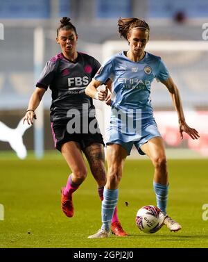 Jill Scott (rechts) von Manchester City und Natasha Flint von Leicester City kämpfen beim Viertelfinale des Vitality Women's FA Cup im Academy Stadium in Manchester um den Ball. Bilddatum: Mittwoch, 29. September 2021. Stockfoto