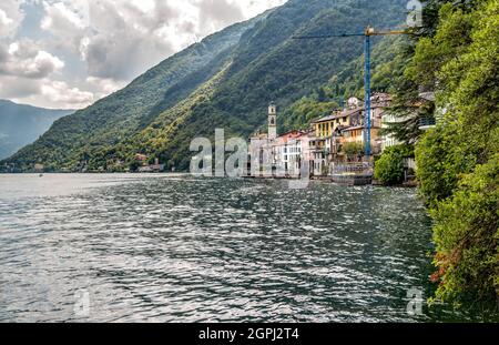 Brienno ist ein kleines altes italienisches Dorf am Ufer des Comer Sees, Lombardei, Italien Stockfoto