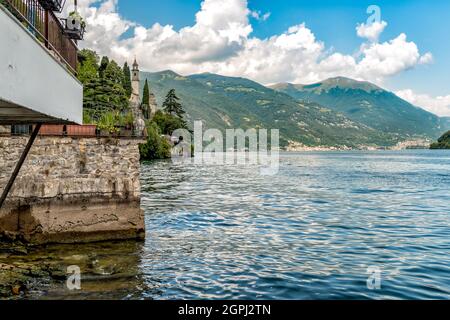 Blick auf den Comer See vom kleinen alten italienischen Dorf Brienno, Lombardei, Italien Stockfoto