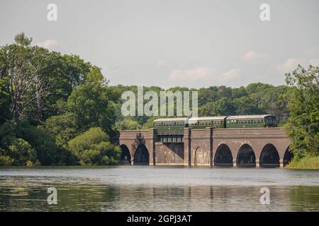 DMU-Zug am Stausee der Great Central Railway (GCR) Stockfoto