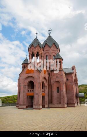 Die armenische Apostolische Kirche St. Georg der Sieger wurde aus rosa Tuffstein im Dorf Gai Kodzor erbaut. Region Krasnodar. Russland Stockfoto