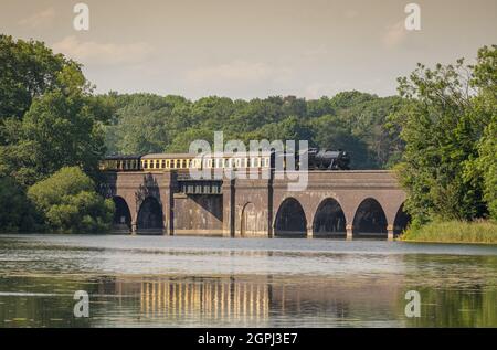 Dampfzug am Stausee der Great Central Railway (GCR) Stockfoto