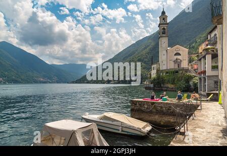 Brienno, Lombardei, Italien - 10. August 2018: Menschen genießen ein kleines altes Dorf Brienno am Ufer des Comer Sees. Stockfoto