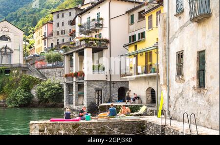 Brienno, Lombardei, Italien - 10. August 2018: Menschen genießen ein kleines altes Dorf Brienno am Ufer des Comer Sees. Stockfoto