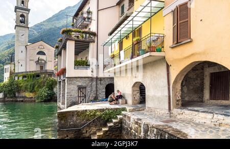 Brienno, Lombardei, Italien - 10. August 2018: Menschen genießen ein kleines altes Dorf Brienno am Ufer des Comer Sees. Stockfoto