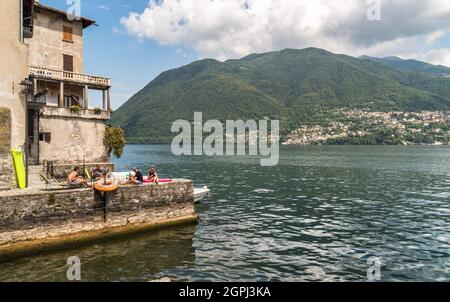 Brienno, Lombardei, Italien - 10. August 2018: Menschen genießen ein kleines altes Dorf Brienno am Ufer des Comer Sees. Stockfoto