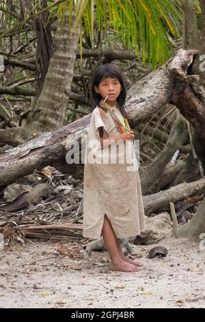 Santa Marta, Magdalena, Kolumbien - 22 2021. Mai: Das einheimische Mädchen der ethnischen Gruppe Nordkolumbias steht auf dem Essen einer Süßigkeiten im Wald Stockfoto