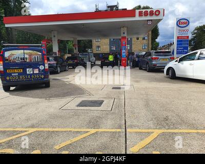 London, Großbritannien. September 2021. Nachdem die Vorräte aufgefüllt wurden, stehen die Fahrzeuge an einem Füllstandort auf der Romford Road, East London, an. ??Warteschlangen auf allen Seiten der Tankstellen gebaut, ?mit Warten? Der RAC (Royal Automobile Club) warnte davor, dass die Durchschnittspreise für Benzin 143 Pence pro Liter und für Diesel 145 Pence pro Liter betragen könnten, was sich gegenüber dem derzeitigen Niveau von 135 Pence pro Liter für Benzin und 138 Pence pro Liter für Diesel ansteigen lässt.? ?der höchste Durchschnittspreis für Benzin liegt bei 142 Pence pro Liter, was im April 2012 verzeichnet wurde. Kredit: SOPA Images Limited/Alamy Live Nachrichten Stockfoto