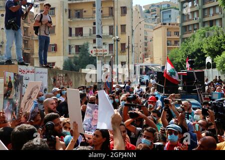 Beirut, Libanon. September 2021. Familien der Opfer von Beirut Port Blast protestieren vom Justizpalast gegen die Aussetzung der Ermittlungen wegen der Explosion, Beirut, Libanon, September 29 2021. Etwa 300 Demonstranten versammelten sich, um gegen die Bemühungen von Spitzenpolitikern zu protestieren, den federführenden Ermittler Richter Tarek Bitar aus der Untersuchung zu entfernen. (Foto: Elisa Gestri/Sipa USA) Quelle: SIPA USA/Alamy Live News Stockfoto