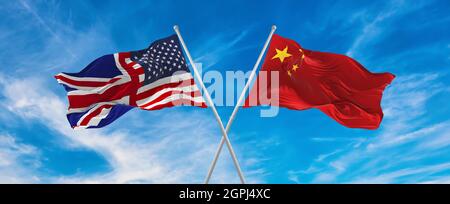 Flaggen von China und Großbritannien, den Vereinigten Staaten von Amerika winken im Wind auf Fahnenmasten gegen den Himmel mit Wolken am sonnigen Tag. Symbolisieren der Beziehung Stockfoto