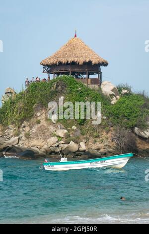 Santa Marta, Magdalena, Kolumbien - Mai 22 2021: Sightseeing-Spot mit vielen Touristen genießen den Blick auf das Meer in der Nähe von Tayrona Park und ein Fisherman's B Stockfoto