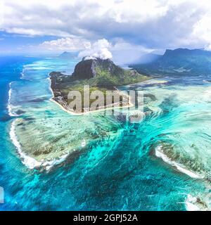 Luftaufnahme von Le Morne brabant und dem Unterwasser-Wasserfall optische Täuschung und Naturphänomene, Mauritius, Indischer Ozean, Afrika Stockfoto