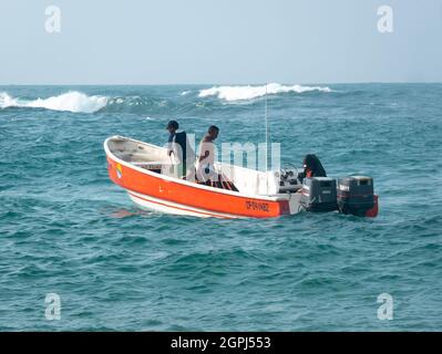 Santa Marta, Magdalena, Kolumbien - 22 2021. Mai: Latin Men on Blue Empty Speed Boat in the Bay Stockfoto