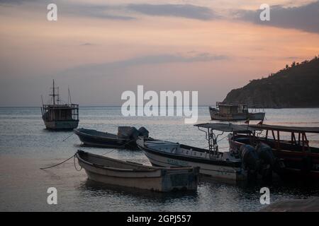 Santa Marta, Magdalena, Kolumbien - 22 2021. Mai: Viele Fischerboote parkten im Hafen Stockfoto