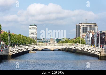 Ha'Penny Bridge aus dem 19. Jahrhundert über den Fluss Liffey, Wellington Quay, Dublin, Republik Irland Stockfoto