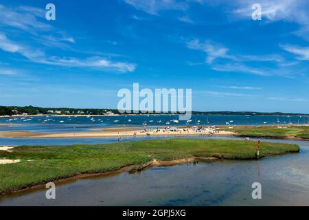 Pleasant Bay's Jackknife/Jacknife Cove Beach zieht Sonnenliebhaber und Urlauber an, dank seiner ruhigen, malerischen Lage in Chatham, Massachusetts. Stockfoto