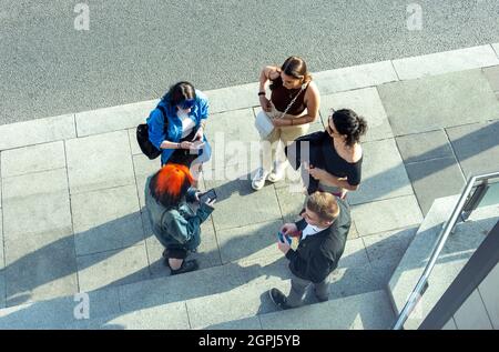 Eine Gruppe junger Menschen versammelten sich auf dem Fußweg, Ormond Quay Lower, North City, Dublin, Republik Irland Stockfoto