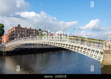 Ha'Penny Bridge aus dem 19. Jahrhundert über den Fluss Liffey, Wellington Quay, Dublin, Republik Irland Stockfoto