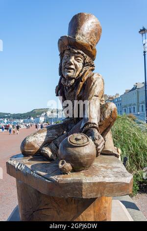 Die Mad Hatter Statue auf der Promenade, Llandudno, Conwy County Borough, Wales, Vereinigtes Königreich Stockfoto
