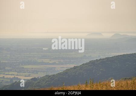 Blick über die Somerset Moors in Richtung des Flusses severn von Deersprung auf den Mendip Hills Stockfoto