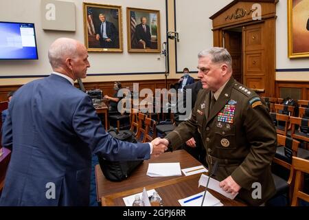 Washington, USA. September 2021. Der US-amerikanische Repräsentant Adam Smith (Demokrat von Washington), Vorsitzender des US House Armed Services Committee, links, begrüßt den US-Armeegeneral Mark A. Milley, Vorsitzender der Generalstabschefs im Anschluss an eine Anhörung des Ausschusses für bewaffnete Dienste des Repräsentantenhauses zum Thema „Beendigung der US-Militärmission in Afghanistan“ im Bürogebäude des Rayburn House in Washington, DC, Mittwoch, 29. September 2021. (Foto von Rod Lampey/Pool/Sipa USA) Quelle: SIPA USA/Alamy Live News Stockfoto