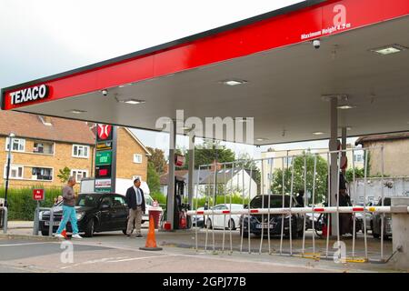 Autofahrer warten an einer Tankstelle im Osten Londons, nachdem die Vorräte aufgrund der drohenden Kraftstoffversorgungskrise ausgelaufen sind. ??Warteschlangen auf allen Seiten der Tankstellen gebaut, ?mit Warten? Der RAC (Royal Automobile Club) warnte davor, dass die Durchschnittspreise für Benzin 143 Pence pro Liter und für Diesel 145 Pence pro Liter betragen könnten, was sich gegenüber dem derzeitigen Niveau von 135 Pence pro Liter für Benzin und 138 Pence pro Liter für Diesel ansteigen lässt.? ?der höchste Durchschnittspreis für Benzin liegt bei 142 Pence pro Liter, was im April 2012 verzeichnet wurde. (Foto von David Mbiyu/SOPA Images/Sipa USA) Stockfoto