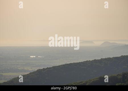 Blick über die Somerset Moors in Richtung des Flusses severn von Deersprung auf den Mendip Hills Stockfoto