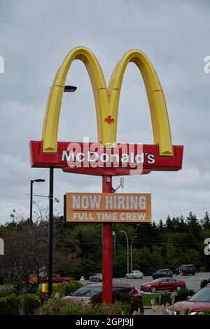 „Now Hiring Sign“ vor einem McDonald's-Restaurant aufgrund von Arbeitskräftemangel in der Dienstleistungsbranche. Halifax, Kanada. September 2021. Stockfoto