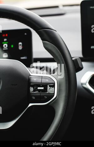 Tasten zur automatischen Audiosteuerung in einem Auto. Auto-Tastensteuerung Stockfoto