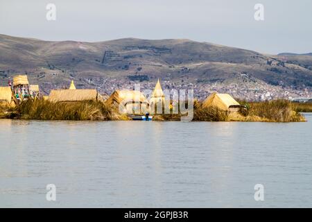 TITICACA, PERU - 15. MAI 2015: Eine der schwimmenden Uros-Inseln, Titicacasee, Peru Stockfoto