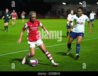 Jordan Nobbs von Arsenal (links) und Asmita Ale von Tottenham Hotspur kämpfen beim Viertelfinale des Vitality Women's FA Cup in Borehamwood, London, um den Ball. Bilddatum: Mittwoch, 29. September 2021. Stockfoto