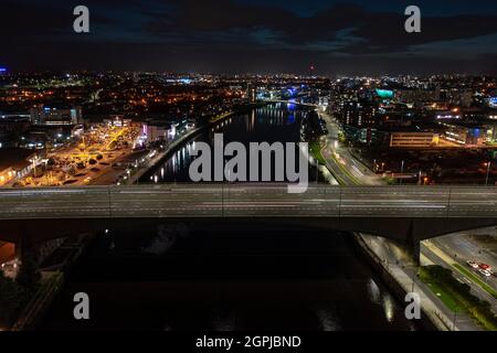 Glasgow, Schottland, Großbritannien. September 2021. IM BILD: Luftdrohnenaufnahme der Kingston Bridge bei Nacht, die den Fluss Clyde überspannt. Es ist die europäische Geschäftsbrücke, die täglich rund 120,000 Fahrzeuge auf der Autobahn M8 transportiert. In etwas mehr als einem Monat wird die COP26-Klimakonferenz auf Glasgow und der Glasgow Kingston Bridge gelandet sein, zusammen mit zahlreichen anderen Strecken in der Stadt werden entweder für die Dauer stillgelegt oder auf den Verkehr beschränkt sein. Quelle: Colin Fisher/Alamy Live News Stockfoto