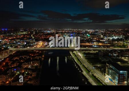 Glasgow, Schottland, Großbritannien. September 2021. IM BILD: Luftdrohnenaufnahme der Kingston Bridge bei Nacht, die den Fluss Clyde überspannt. Es ist die europäische Geschäftsbrücke, die täglich rund 120,000 Fahrzeuge auf der Autobahn M8 transportiert. In etwas mehr als einem Monat wird die COP26-Klimakonferenz auf Glasgow und der Glasgow Kingston Bridge gelandet sein, zusammen mit zahlreichen anderen Strecken in der Stadt werden entweder für die Dauer stillgelegt oder auf den Verkehr beschränkt sein. Quelle: Colin Fisher/Alamy Live News Stockfoto