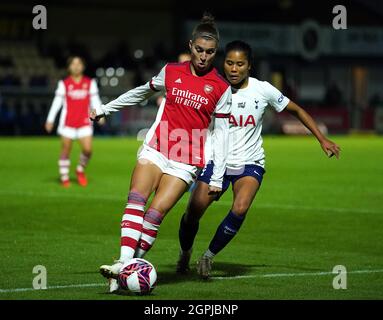 Steph Catley von Arsenal (links) und Asmita Ale von Tottenham Hotspur kämpfen im Viertelfinale des Vitality Women's FA Cup in Borehamwood, London, um den Ball. Bilddatum: Mittwoch, 29. September 2021. Stockfoto