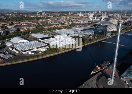 Glasgow, Schottland, Großbritannien. September 2021. IM BILD: Luftdrohnenaufnahme des COP26-Standorts, die zeigt, dass die temporären Strukturen jetzt fertiggestellt sein sollen. Die Klimakonferenz wird vom SEC (Scottish Event Campus)-Gebäude, das früher als SECC (Scottish Exhibition Conference Center) bekannt war, ausgerichtet und wird ab nächsten Monat Staatsoberhäupter, Tausende Delegierte, Medien und Journalisten aus der ganzen Welt beherbergen. Quelle: Colin Fisher/Alamy Live News Stockfoto