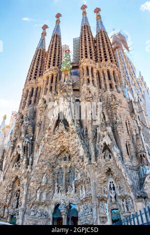 Fassade der unvollendeten heiligen Familie 'La Sagrada Familia', Kathedrale von Gaudi, die seit dem 19. März 1882 mit Spenden von Menschen gebaut wurde. Der Text Stockfoto